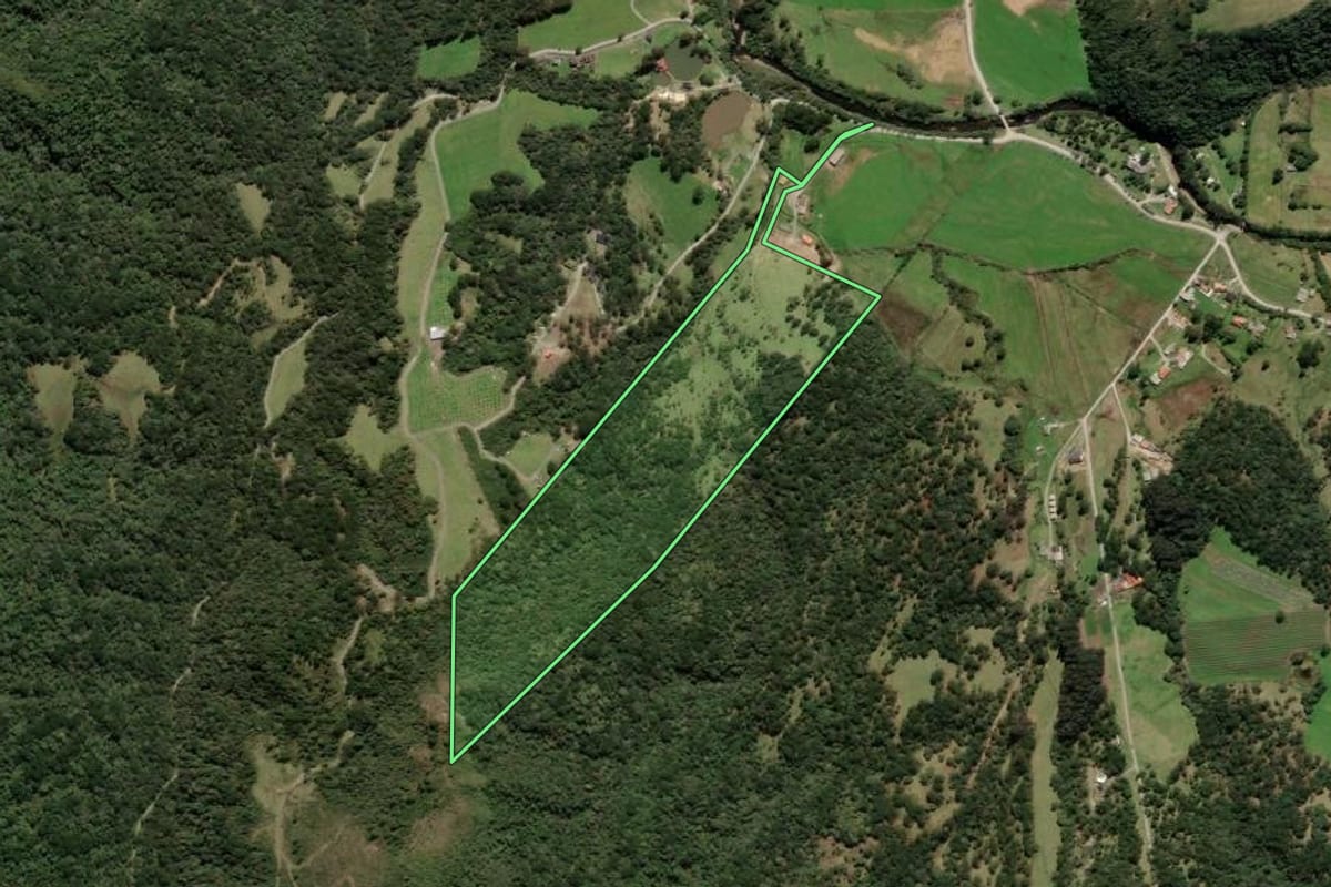 Imagem de satélite do imóvel rural em Urubici (SC), com o contorno declarado no CAR desenhado por cima.