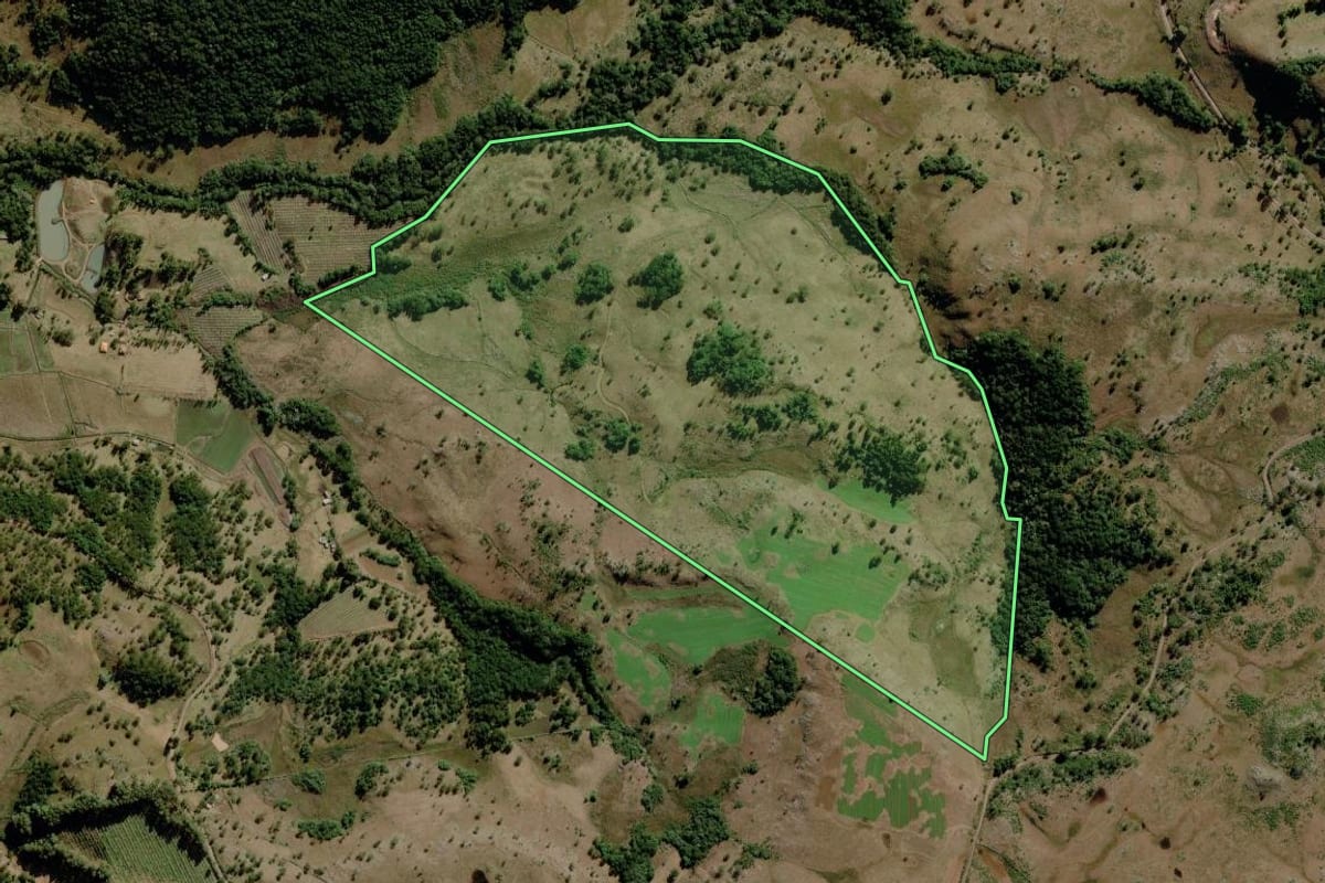Imagem de satélite do imóvel rural em Urupema (SC), com o contorno declarado no CAR desenhado por cima.