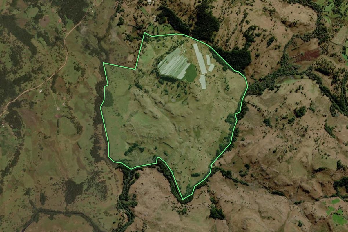 Imagem de satélite do imóvel rural em Urupema (SC), com o contorno declarado no CAR desenhado por cima.