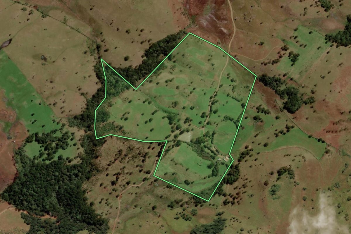Imagem de satélite do imóvel rural em Urupema (SC), com o contorno declarado no CAR desenhado por cima.