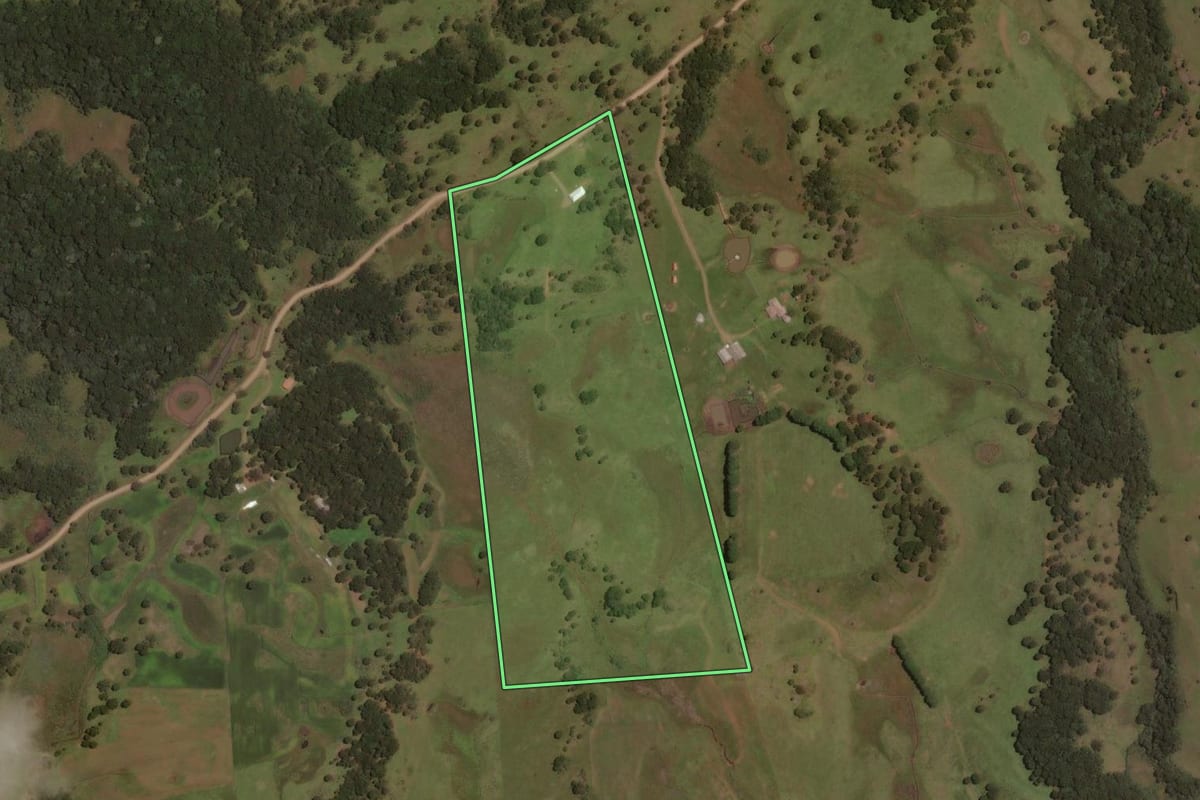 Imagem de satélite do imóvel rural em Urupema (SC), com o contorno declarado no CAR desenhado por cima.
