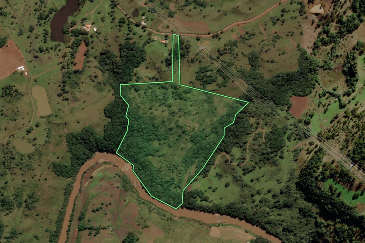 Imagem de satélite do imóvel rural em Urupema (SC), com o contorno declarado no CAR desenhado por cima.