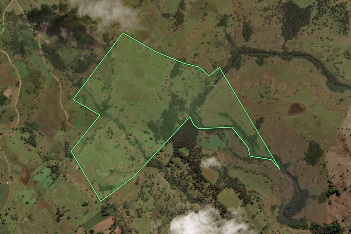 Imagem de satélite do imóvel rural em Urupema (SC), com o contorno declarado no CAR desenhado por cima.