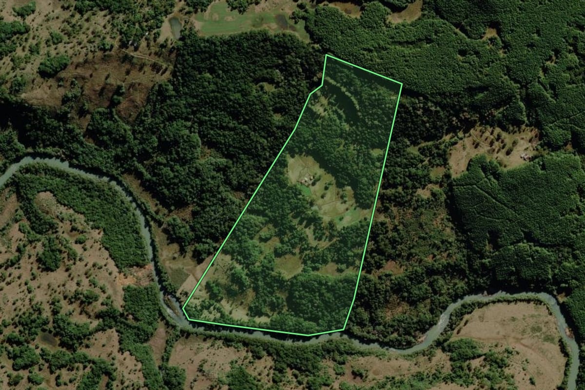 Imagem de satélite do imóvel rural em Urupema (SC), com o contorno declarado no CAR desenhado por cima.