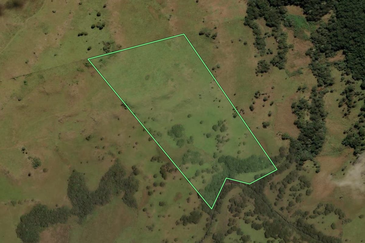 Imagem de satélite do imóvel rural em Urupema (SC), com o contorno declarado no CAR desenhado por cima.