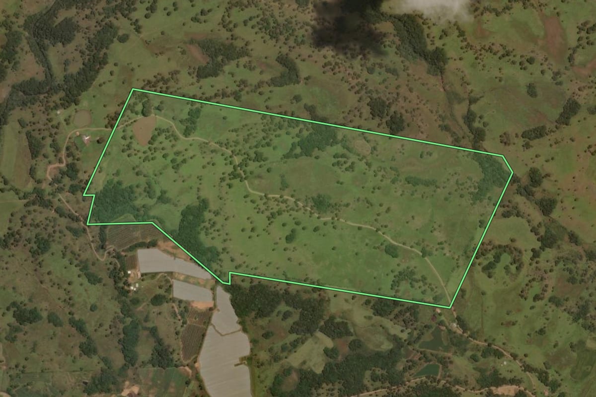 Imagem de satélite do imóvel rural em Urupema (SC), com o contorno declarado no CAR desenhado por cima.