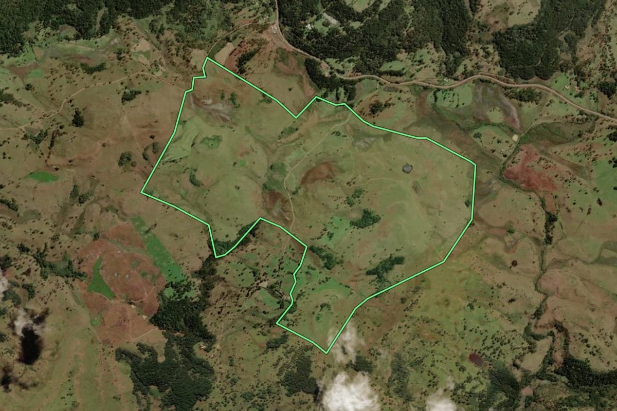 Imagem de satélite do imóvel rural em Urupema (SC), com o contorno declarado no CAR desenhado por cima.