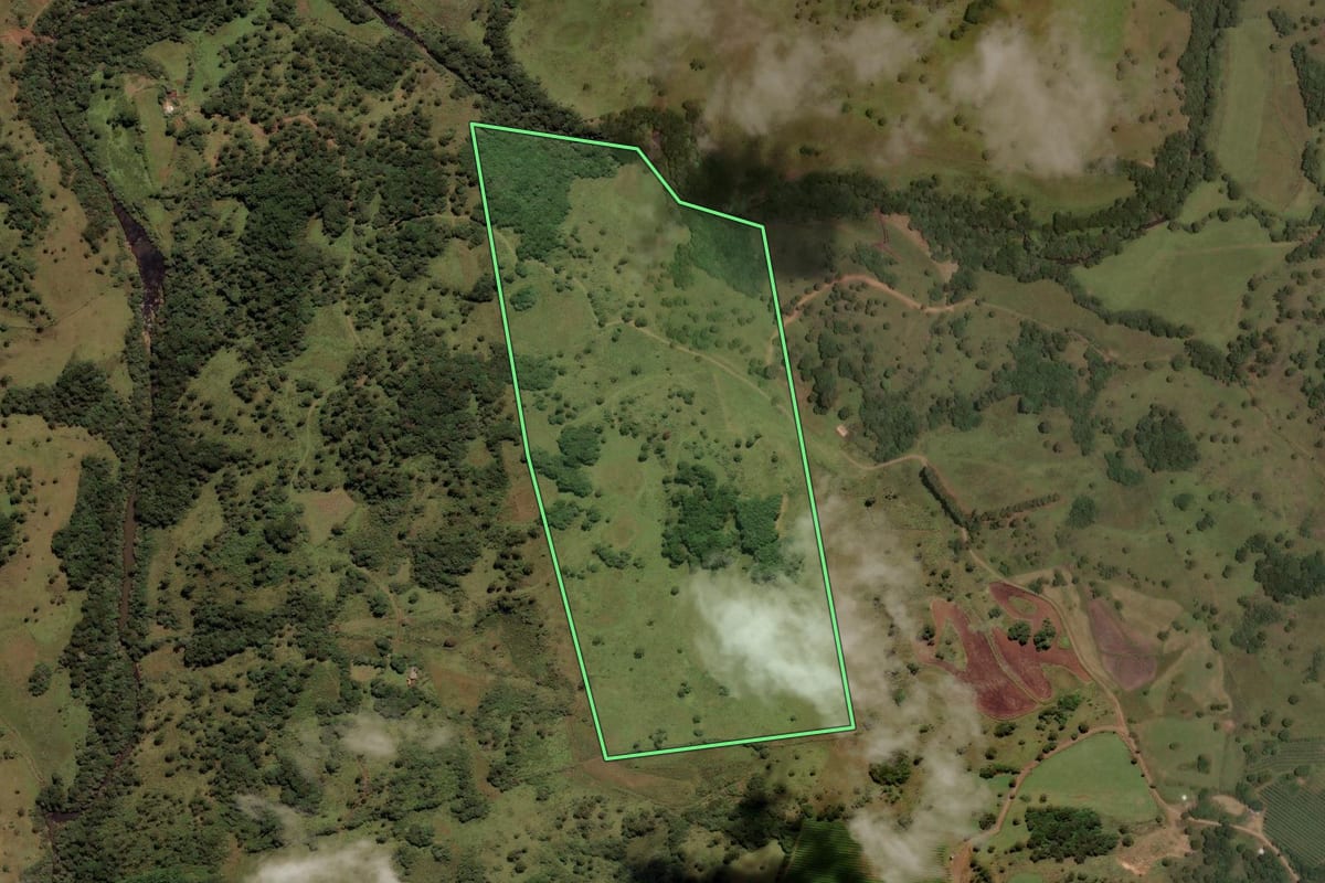 Imagem de satélite do imóvel rural em Urupema (SC), com o contorno declarado no CAR desenhado por cima.
