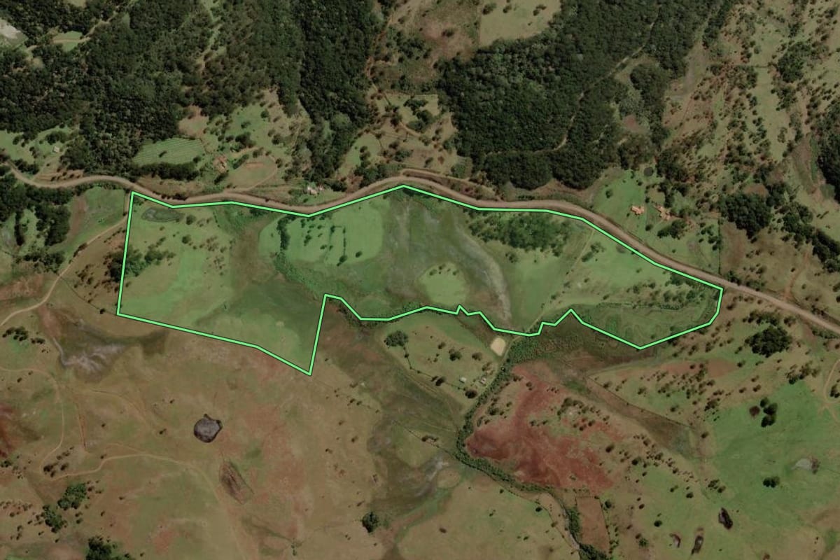 Imagem de satélite do imóvel rural em Urupema (SC), com o contorno declarado no CAR desenhado por cima.