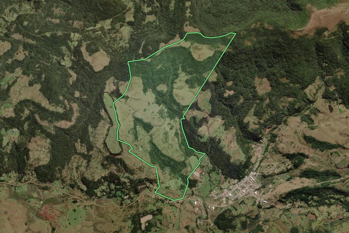 Imagem de satélite do imóvel rural em Urupema (SC), com o contorno declarado no CAR desenhado por cima.