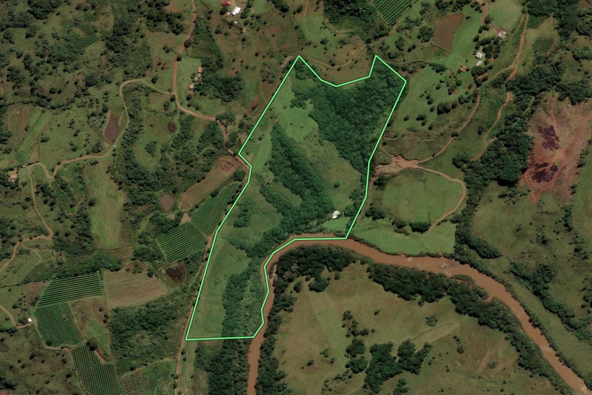 Imagem de satélite do imóvel rural em Urupema (SC), com o contorno declarado no CAR desenhado por cima.