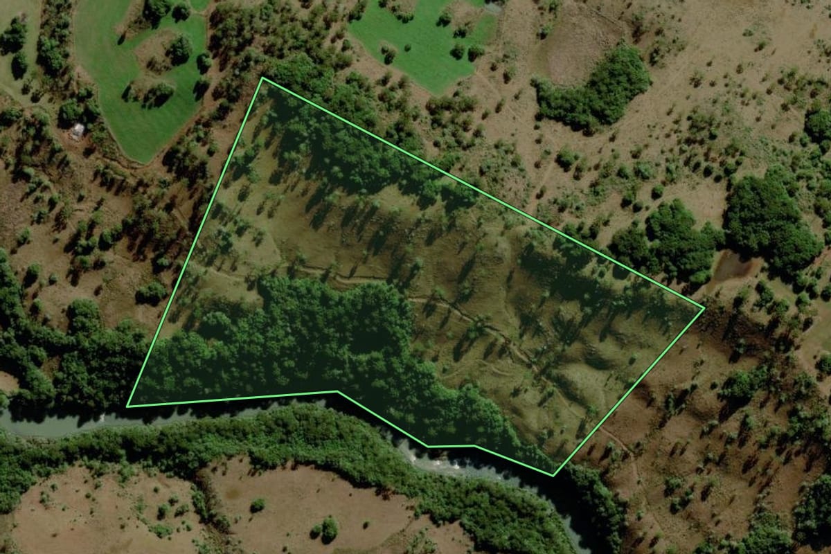 Imagem de satélite do imóvel rural em Urupema (SC), com o contorno declarado no CAR desenhado por cima.