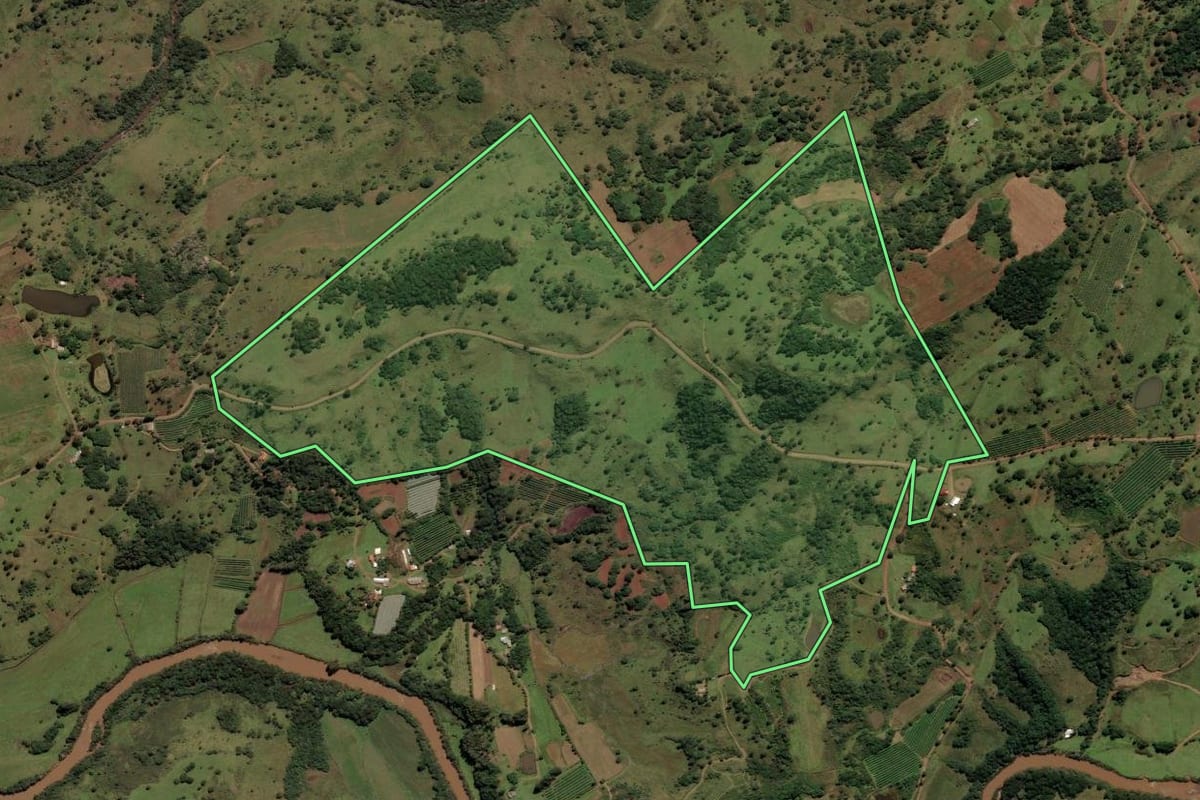 Imagem de satélite do imóvel rural em Urupema (SC), com o contorno declarado no CAR desenhado por cima.