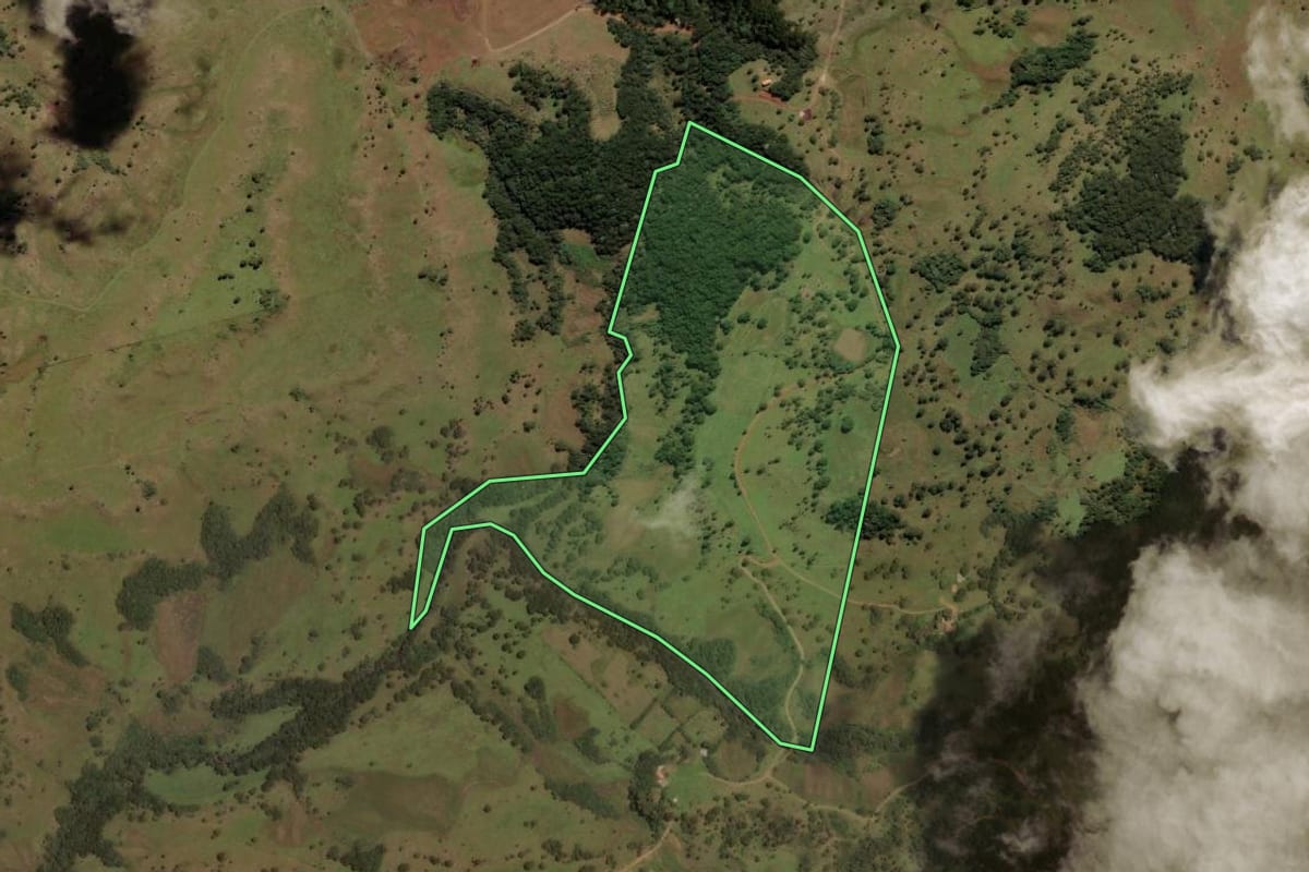 Imagem de satélite do imóvel rural em Urupema (SC), com o contorno declarado no CAR desenhado por cima.