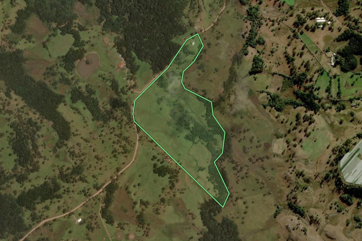 Imagem de satélite do imóvel rural em Urupema (SC), com o contorno declarado no CAR desenhado por cima.