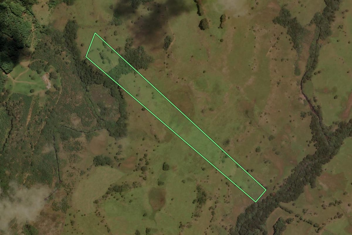 Imagem de satélite do imóvel rural em Urupema (SC), com o contorno declarado no CAR desenhado por cima.