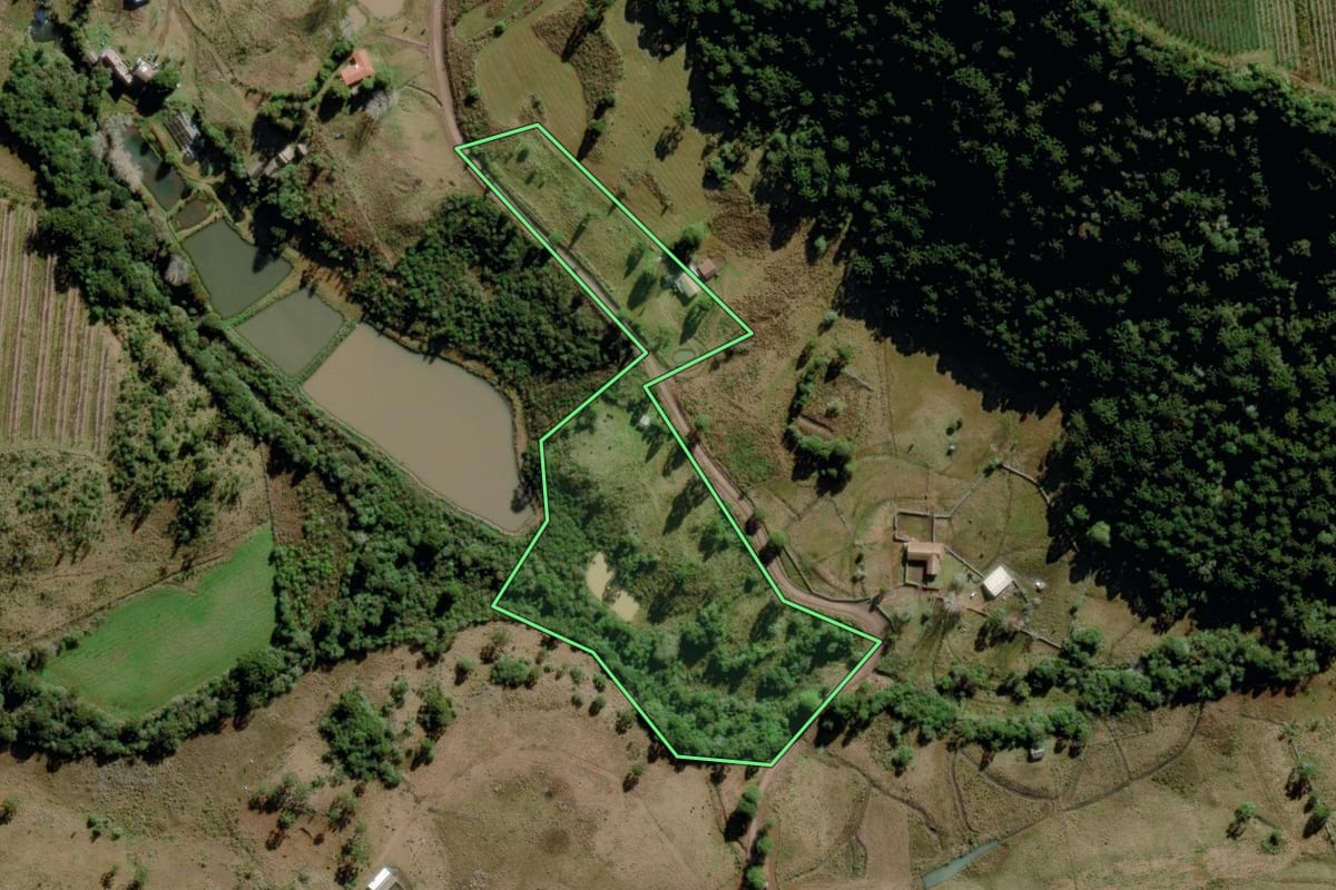 Imagem de satélite do imóvel rural em Urupema (SC), com o contorno declarado no CAR desenhado por cima.