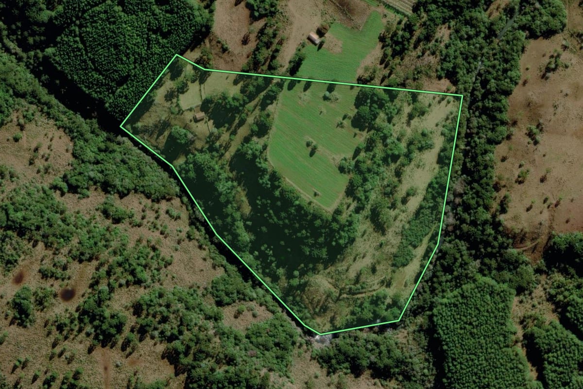 Imagem de satélite do imóvel rural em Urupema (SC), com o contorno declarado no CAR desenhado por cima.