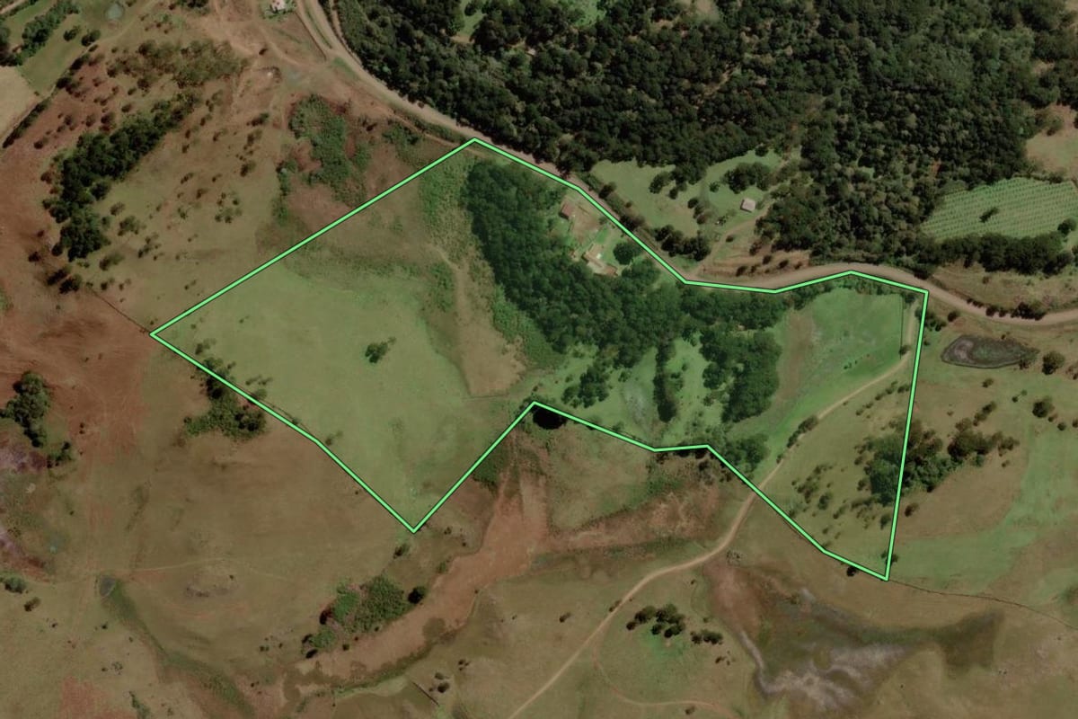 Imagem de satélite do imóvel rural em Urupema (SC), com o contorno declarado no CAR desenhado por cima.