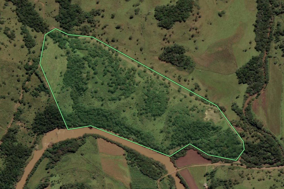 Imagem de satélite do imóvel rural em Urupema (SC), com o contorno declarado no CAR desenhado por cima.