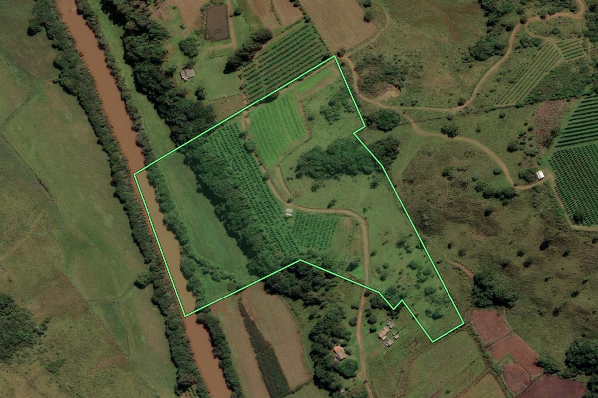 Imagem de satélite do imóvel rural em Urupema (SC), com o contorno declarado no CAR desenhado por cima.