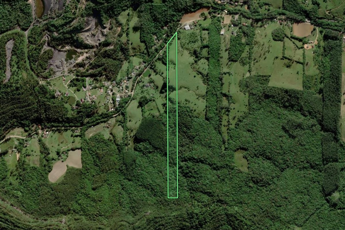Imagem de satélite do imóvel rural em Urussanga (SC), com o contorno declarado no CAR desenhado por cima.