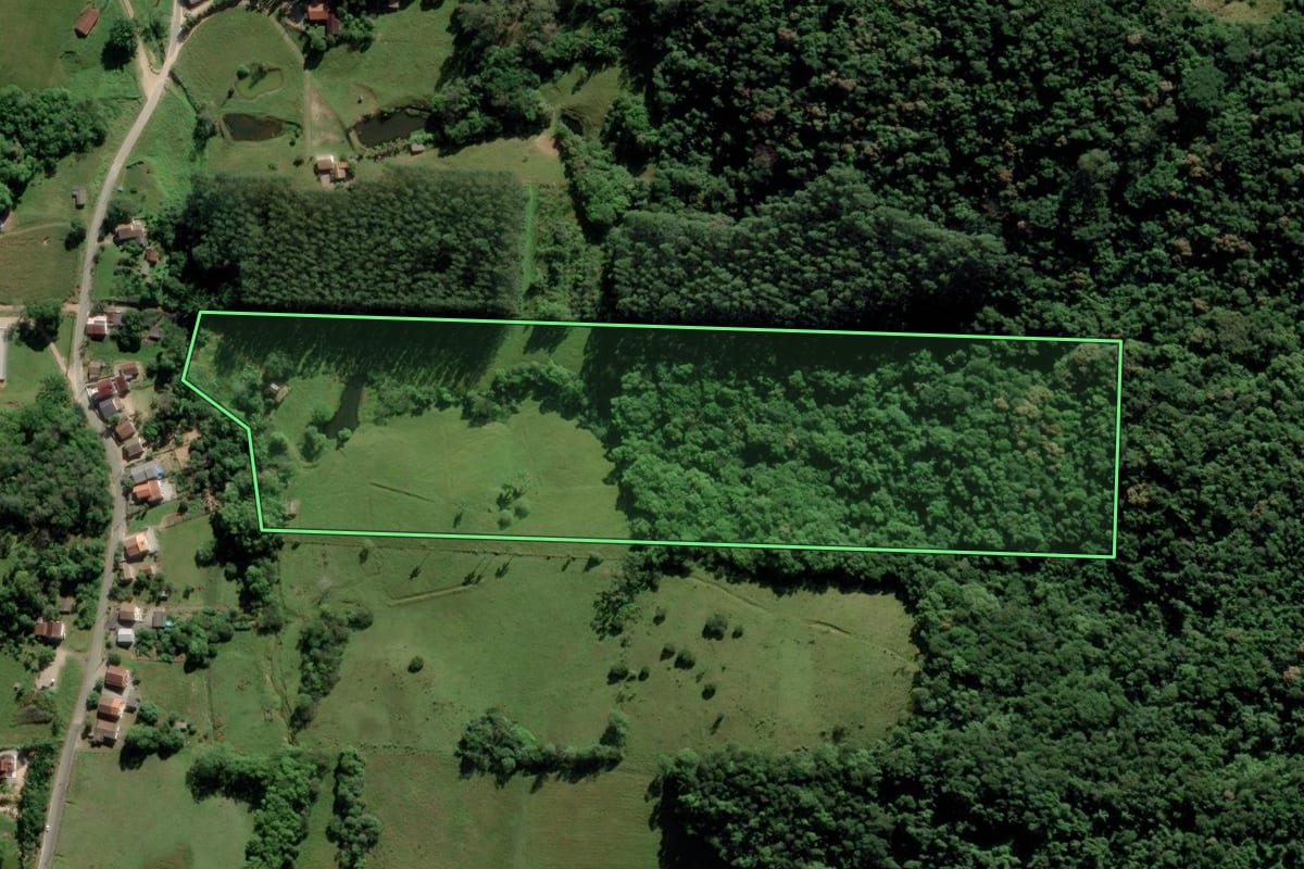 Imagem de satélite do imóvel rural em Urussanga (SC), com o contorno declarado no CAR desenhado por cima.