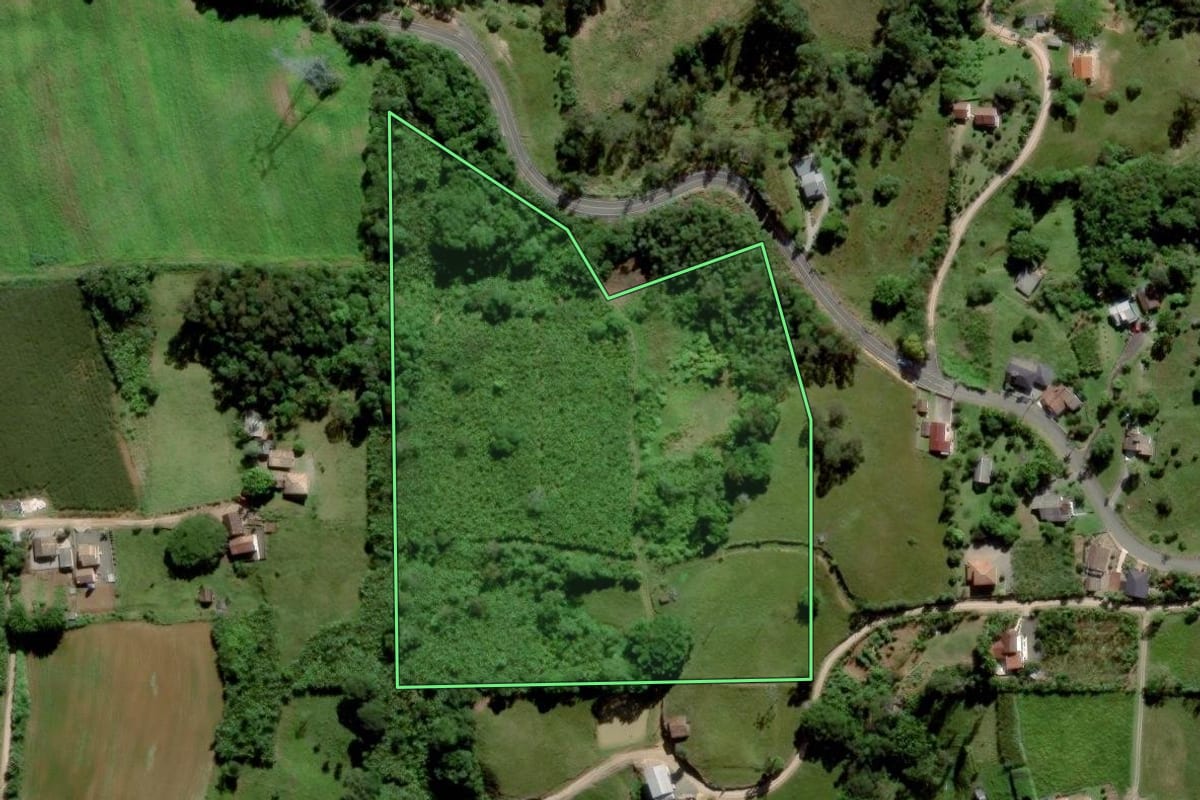 Imagem de satélite do imóvel rural em Urussanga (SC), com o contorno declarado no CAR desenhado por cima.