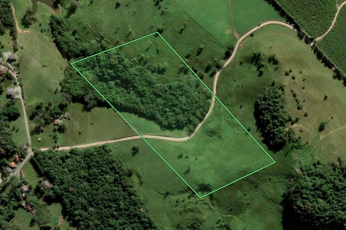 Imagem de satélite do imóvel rural em Urussanga (SC), com o contorno declarado no CAR desenhado por cima.