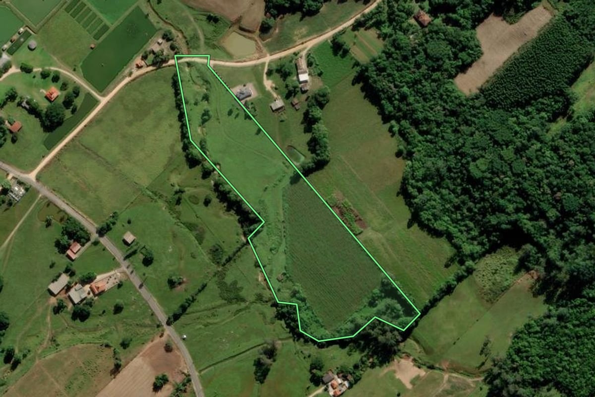 Imagem de satélite do imóvel rural em Urussanga (SC), com o contorno declarado no CAR desenhado por cima.
