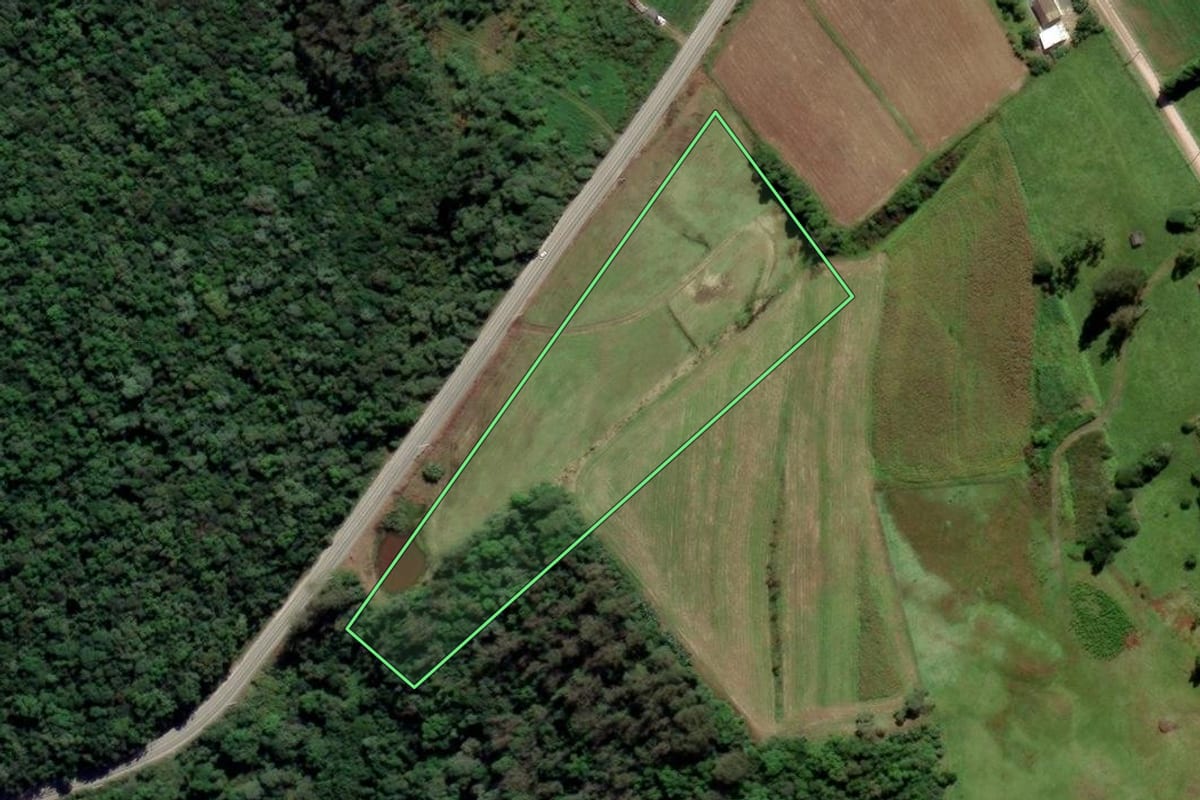 Imagem de satélite do imóvel rural em Urussanga (SC), com o contorno declarado no CAR desenhado por cima.