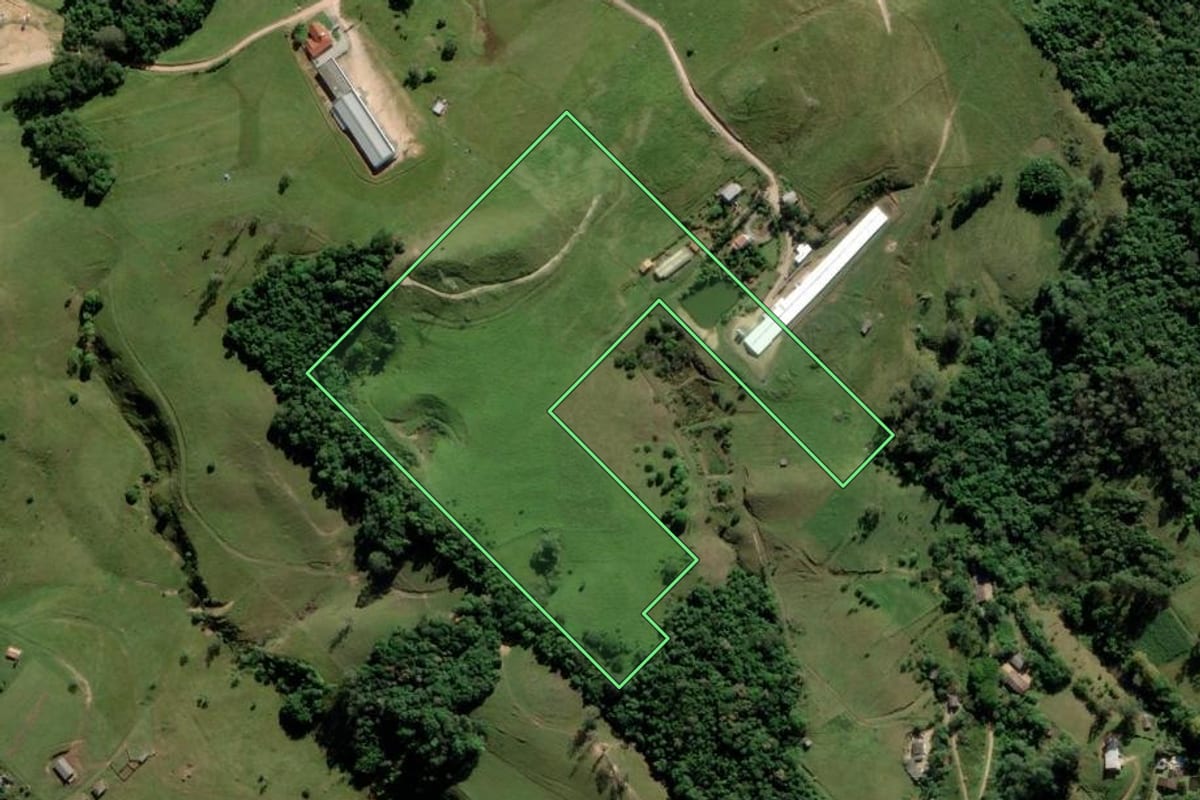 Imagem de satélite do imóvel rural em Urussanga (SC), com o contorno declarado no CAR desenhado por cima.