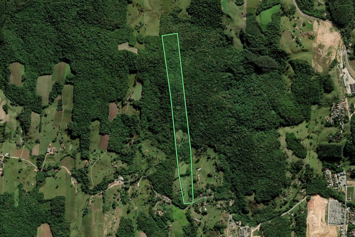 Imagem de satélite do imóvel rural em Urussanga (SC), com o contorno declarado no CAR desenhado por cima.