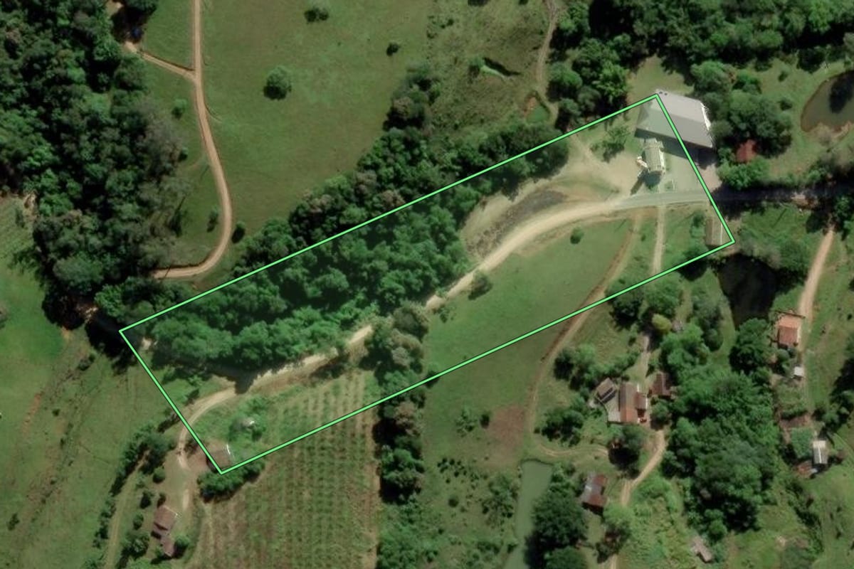 Imagem de satélite do imóvel rural em Urussanga (SC), com o contorno declarado no CAR desenhado por cima.