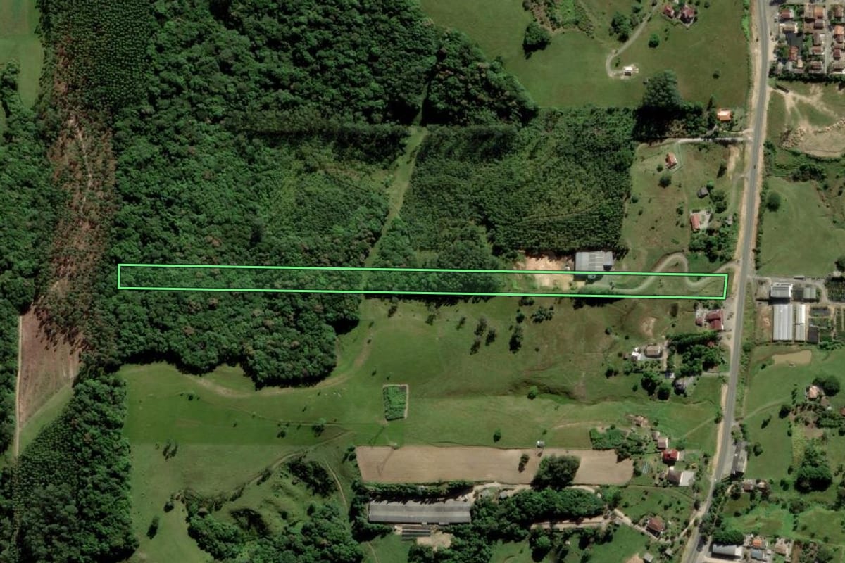 Imagem de satélite do imóvel rural em Urussanga (SC), com o contorno declarado no CAR desenhado por cima.
