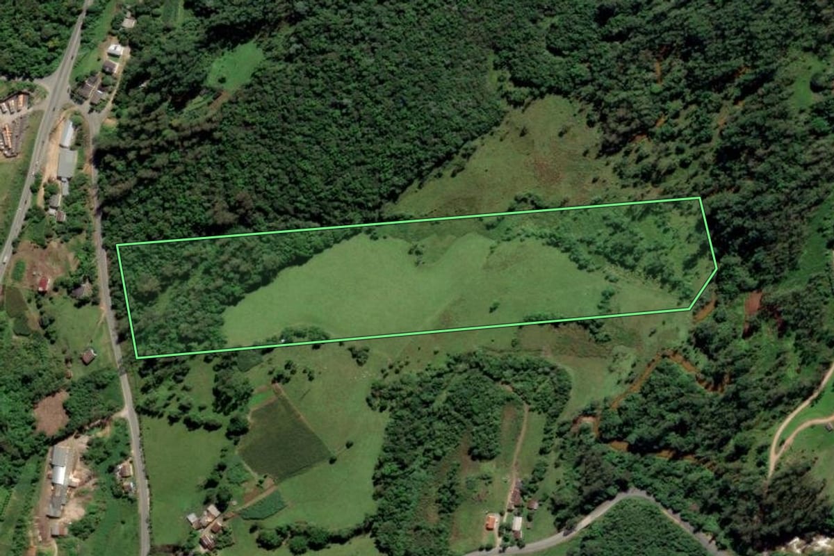 Imagem de satélite do imóvel rural em Urussanga (SC), com o contorno declarado no CAR desenhado por cima.