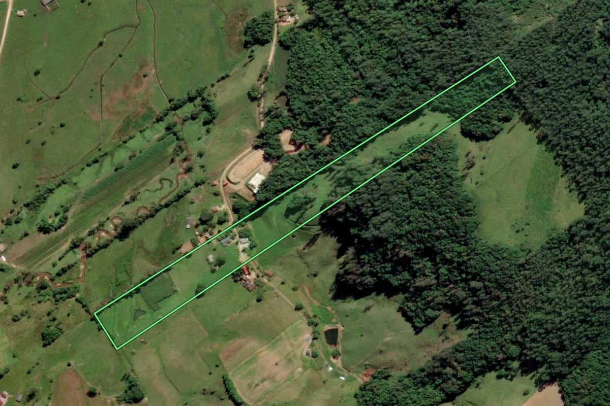 Imagem de satélite do imóvel rural em Urussanga (SC), com o contorno declarado no CAR desenhado por cima.