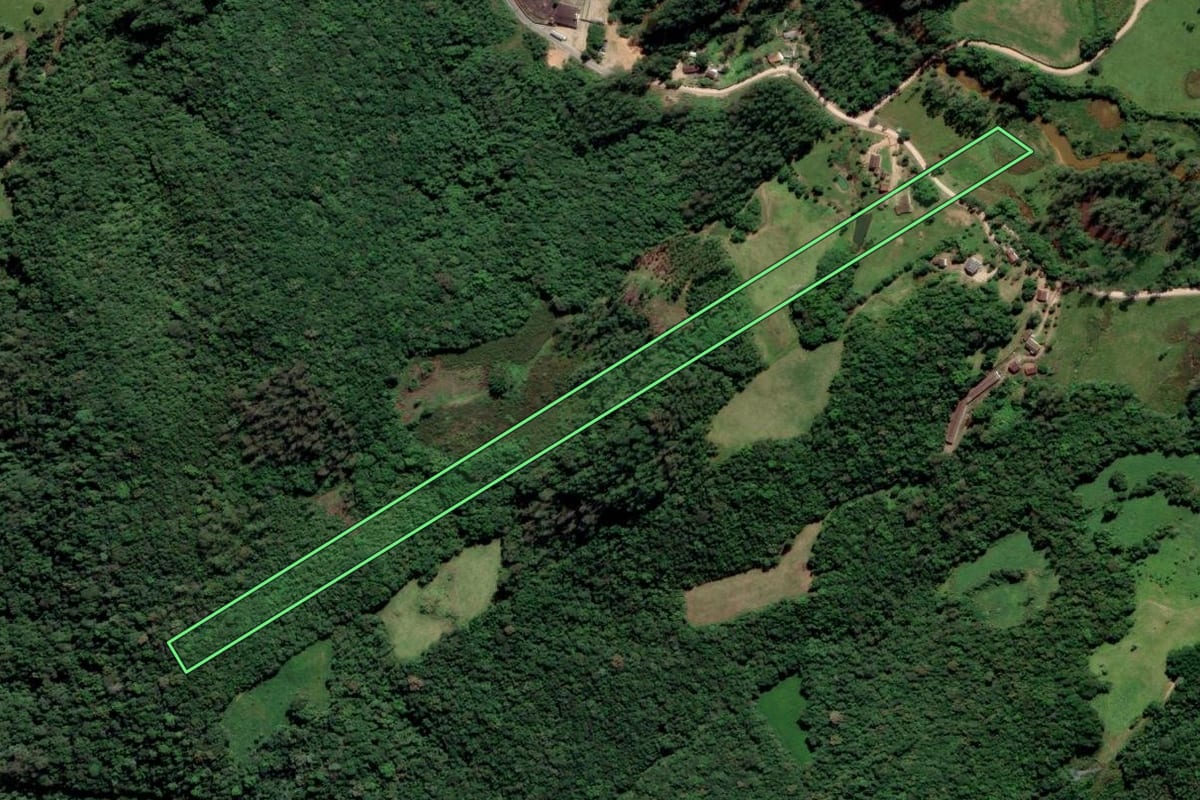 Imagem de satélite do imóvel rural em Urussanga (SC), com o contorno declarado no CAR desenhado por cima.
