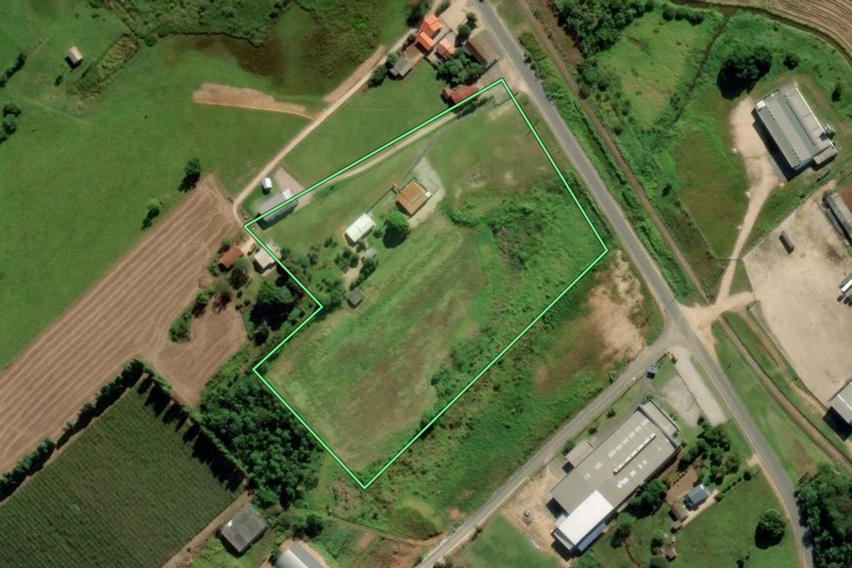 Imagem de satélite do imóvel rural em Urussanga (SC), com o contorno declarado no CAR desenhado por cima.
