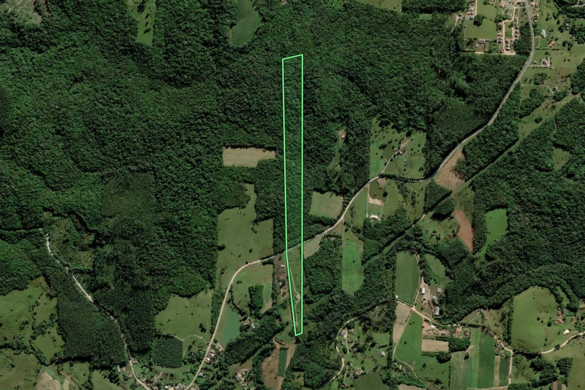 Imagem de satélite do imóvel rural em Urussanga (SC), com o contorno declarado no CAR desenhado por cima.