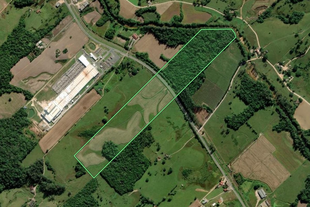 Imagem de satélite do imóvel rural em Urussanga (SC), com o contorno declarado no CAR desenhado por cima.