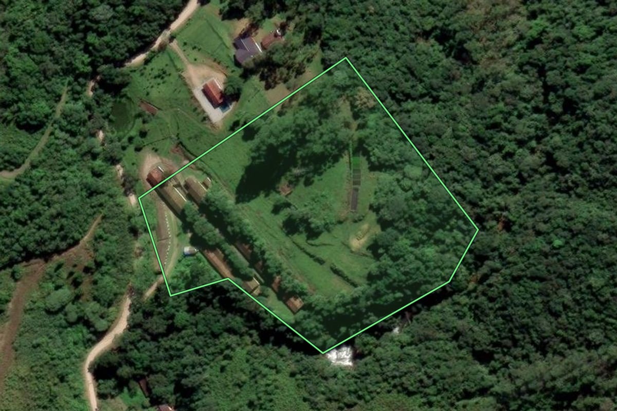 Imagem de satélite do imóvel rural em Urussanga (SC), com o contorno declarado no CAR desenhado por cima.