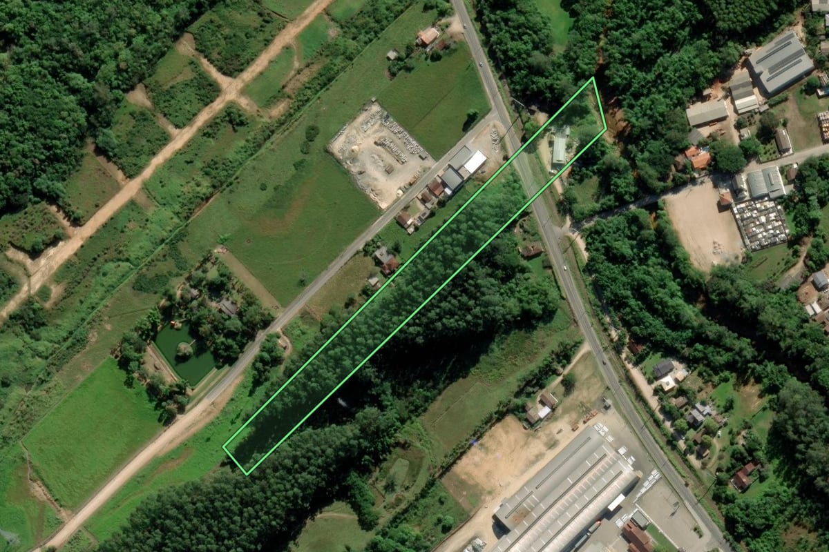 Imagem de satélite do imóvel rural em Urussanga (SC), com o contorno declarado no CAR desenhado por cima.