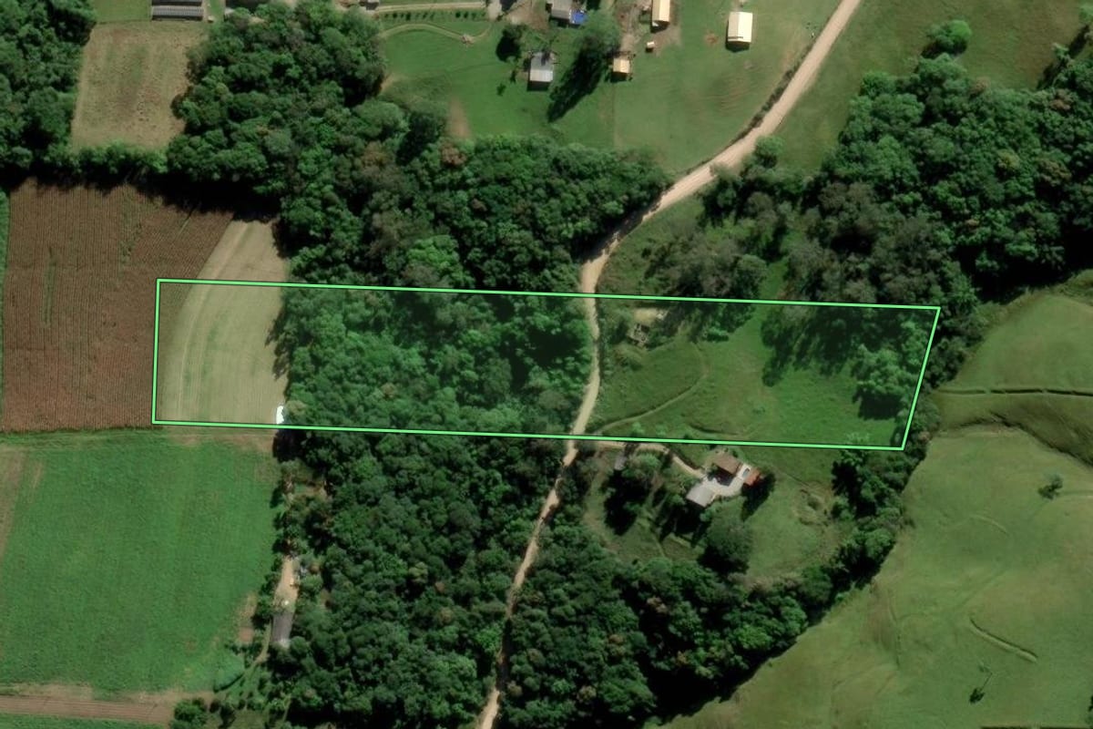 Imagem de satélite do imóvel rural em Urussanga (SC), com o contorno declarado no CAR desenhado por cima.
