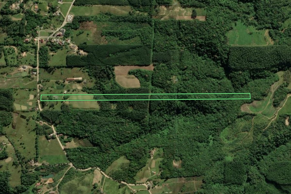 Imagem de satélite do imóvel rural em Urussanga (SC), com o contorno declarado no CAR desenhado por cima.
