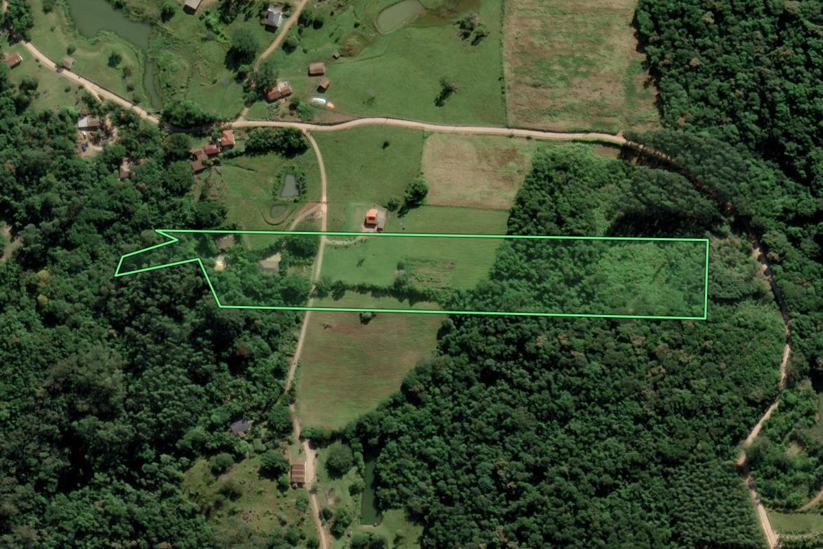 Imagem de satélite do imóvel rural em Urussanga (SC), com o contorno declarado no CAR desenhado por cima.