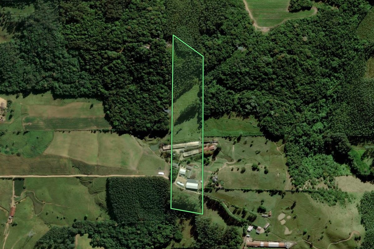 Imagem de satélite do imóvel rural em Urussanga (SC), com o contorno declarado no CAR desenhado por cima.