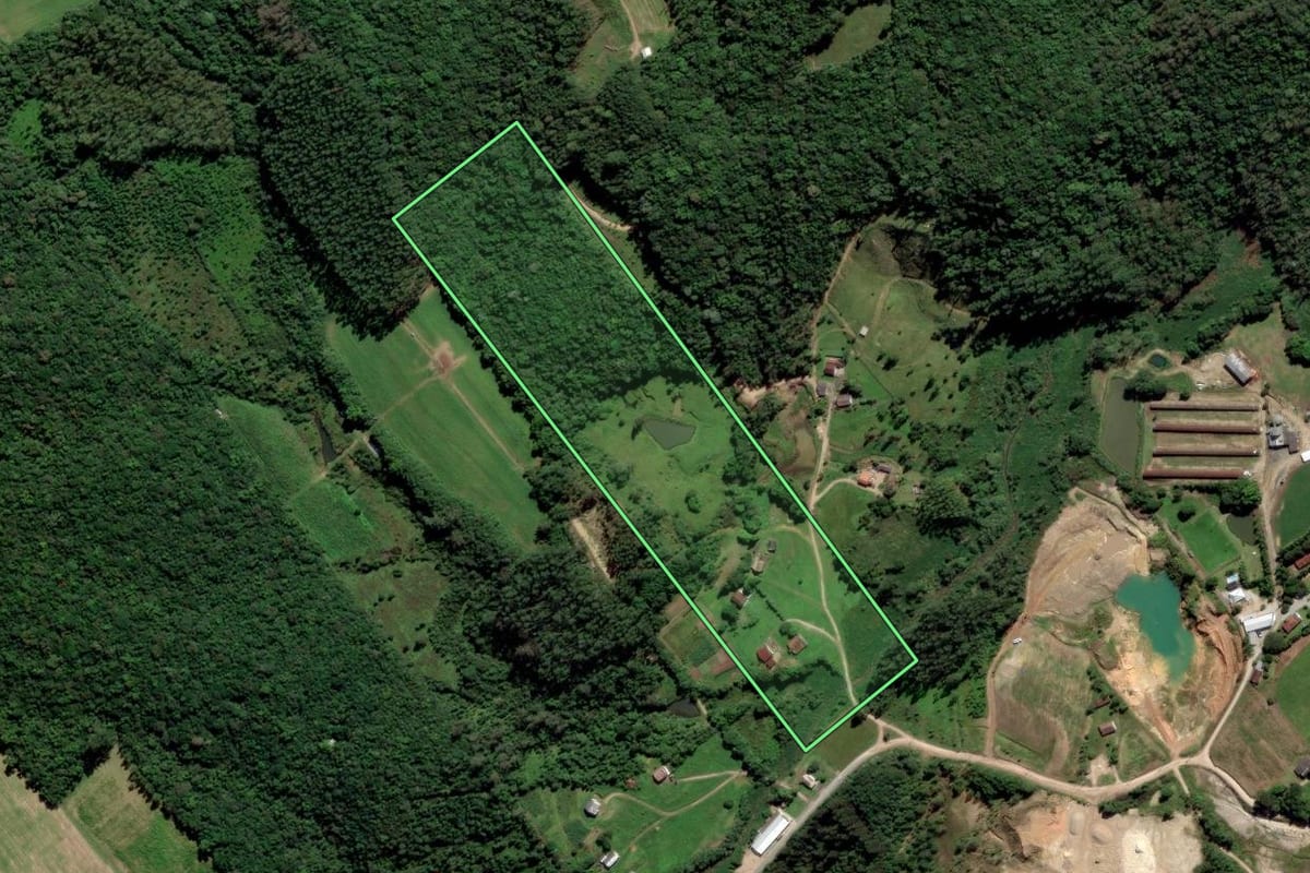 Imagem de satélite do imóvel rural em Urussanga (SC), com o contorno declarado no CAR desenhado por cima.
