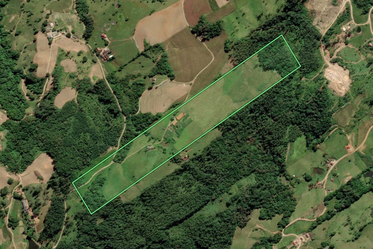 Imagem de satélite do imóvel rural em Urussanga (SC), com o contorno declarado no CAR desenhado por cima.