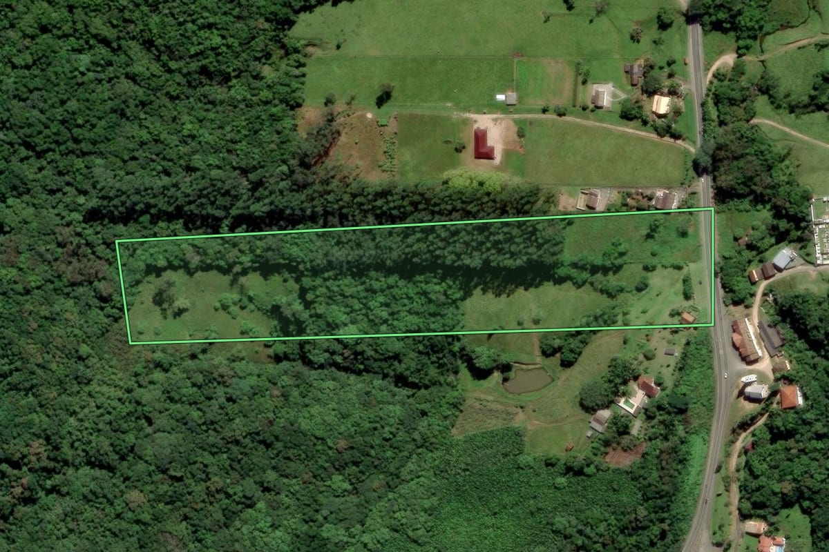 Imagem de satélite do imóvel rural em Urussanga (SC), com o contorno declarado no CAR desenhado por cima.